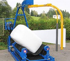 Quaderballen aber auch Rundballen werden mit der G3010 Q sauber und luftdicht verpackt.