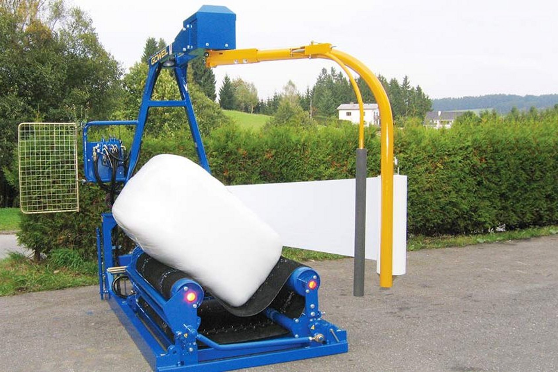The G3010Q packages square and round bales in an equally clean and air-tight manner.