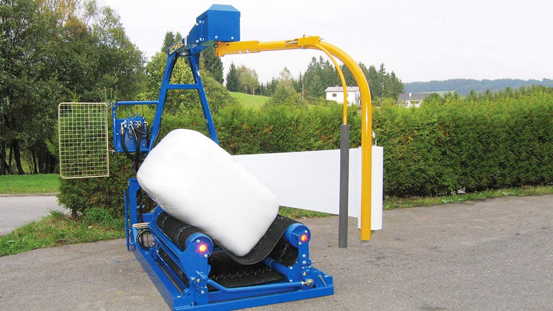 The G3010Q packages square and round bales in an equally clean and air-tight manner.
