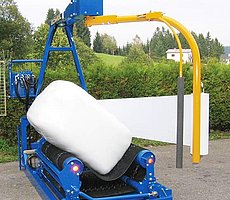 The G3010Q packages square and round bales in an equally clean and air-tight manner.