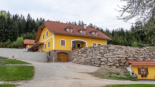 Od lutego 2018 roku rodzina mieszka w odnowionym budynku mieszkalnym. Zagospodarowanie ogrodu jest kolejnym dużym projektem, którym Florian ma zamiar zająć się zanim rozpocznie powiększanie budynków inwentarskich.
