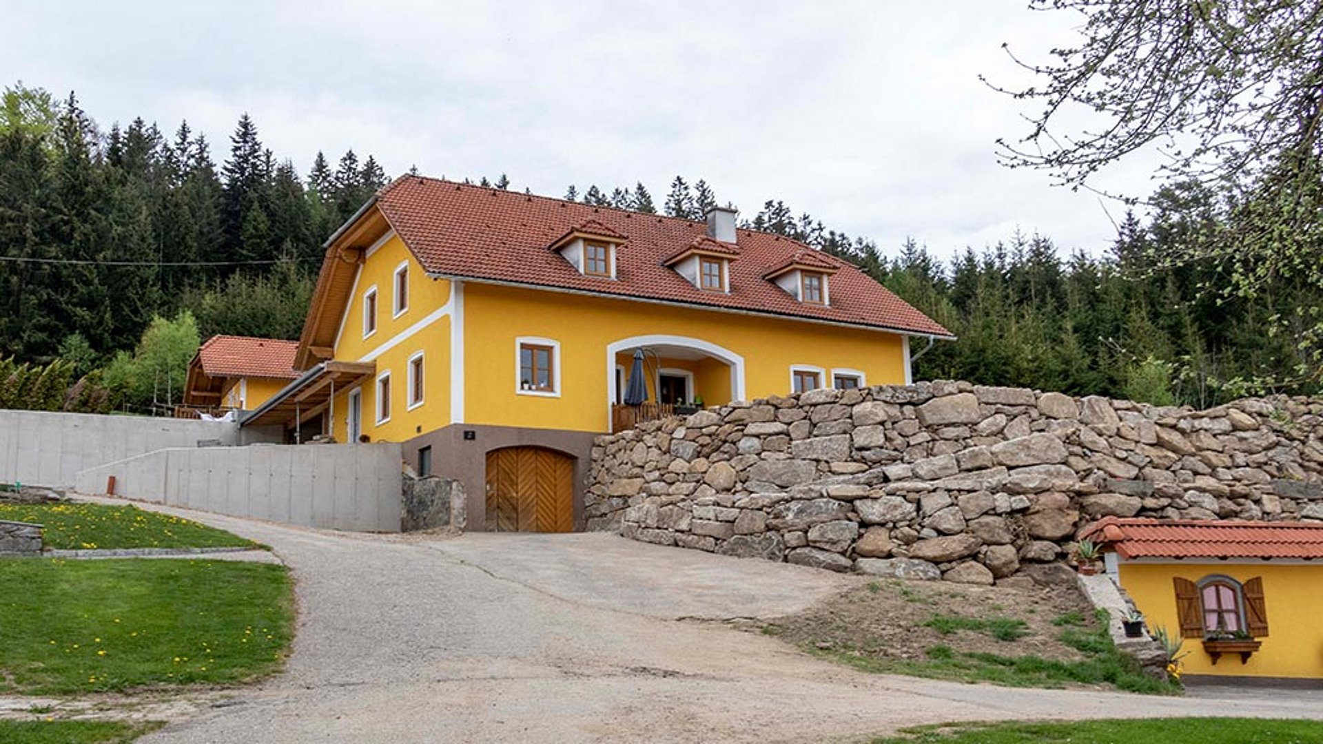 Od lutego 2018 roku rodzina mieszka w odnowionym budynku mieszkalnym. Zagospodarowanie ogrodu jest kolejnym dużym projektem, którym Florian ma zamiar zająć się zanim rozpocznie powiększanie budynków inwentarskich.