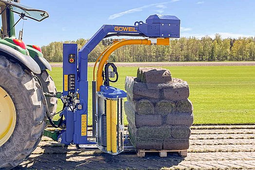 Speziell Paletten mit Rollrassenbahnen können mit der G1010 perfekt für den Transport verpackt werden.