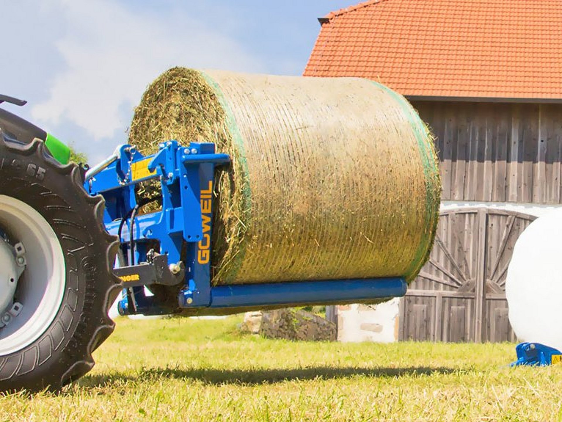 [Translate to English:] Die BTGHY wurde zum Transportieren und Stapeln von gewickelten oder ungewickelten Rundballen entworfen.