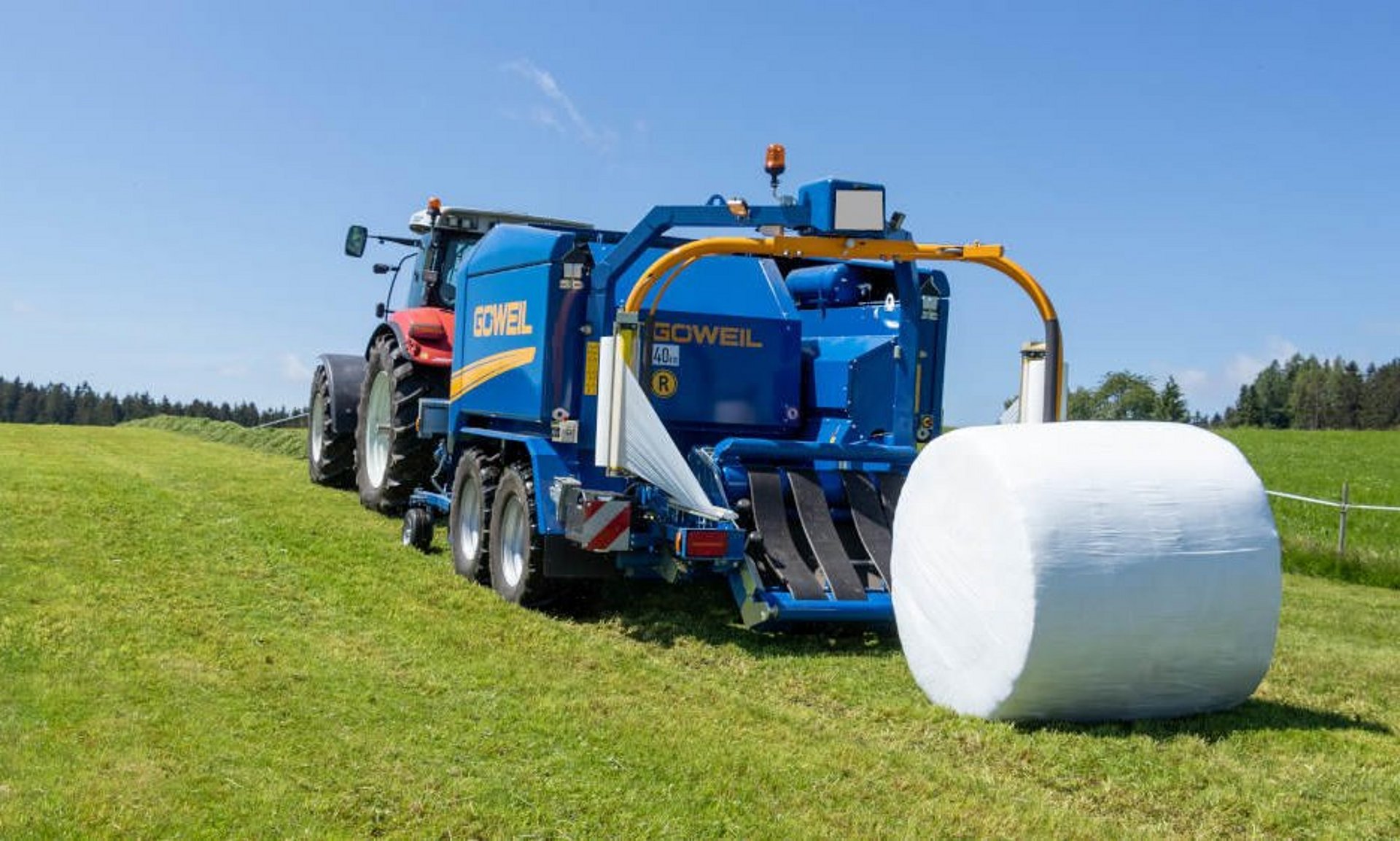 Der fahrbare Wickeltisch der G-1 F125 Kombi neigt sich bis zum Boden ab und der Ballen wird schonend abgelegt.