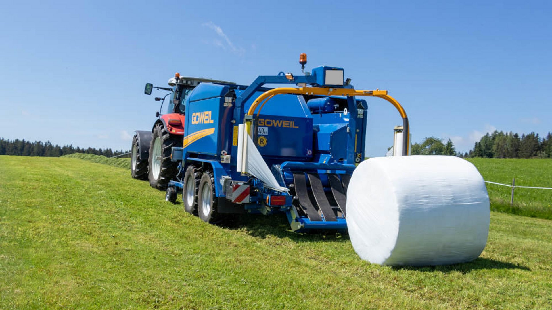 The mobile wrapping table is lowered all the way to the ground and the bale is getting gently deposited.