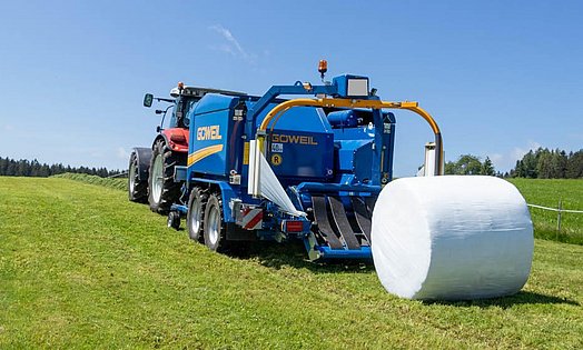 Der fahrbare Wickeltisch der G-1 F125 Kombi neigt sich bis zum Boden ab und der Ballen wird schonend abgelegt.