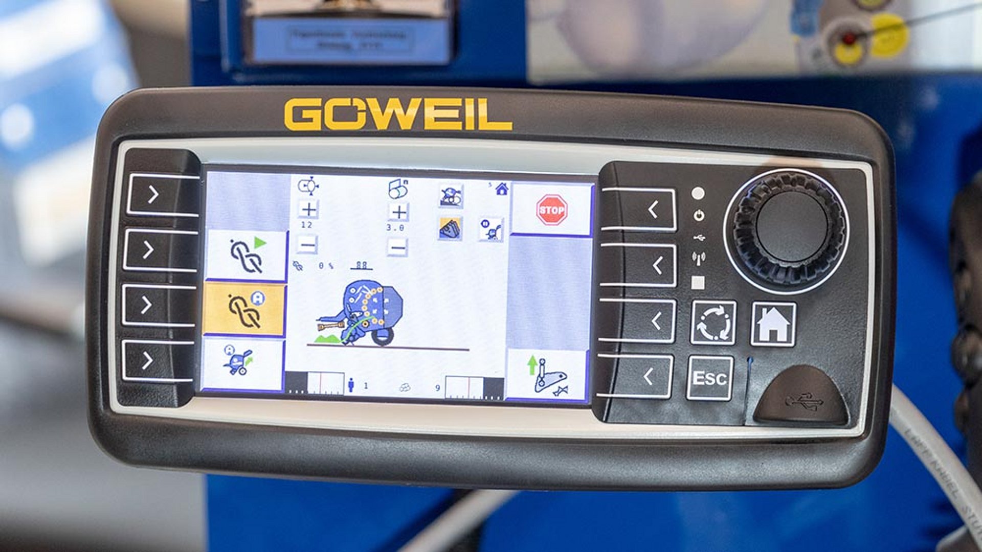 De kleine ISOBUS-terminal van GÖWEIL heeft acht toetsen en een encoder.