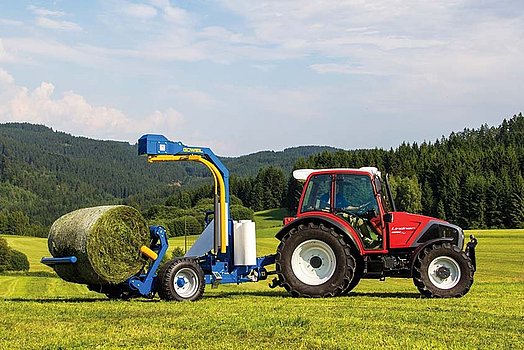 De wikkeltafel gaat bij de balenopname en bij het balen afwerpen omlaag tot aan de grond.
