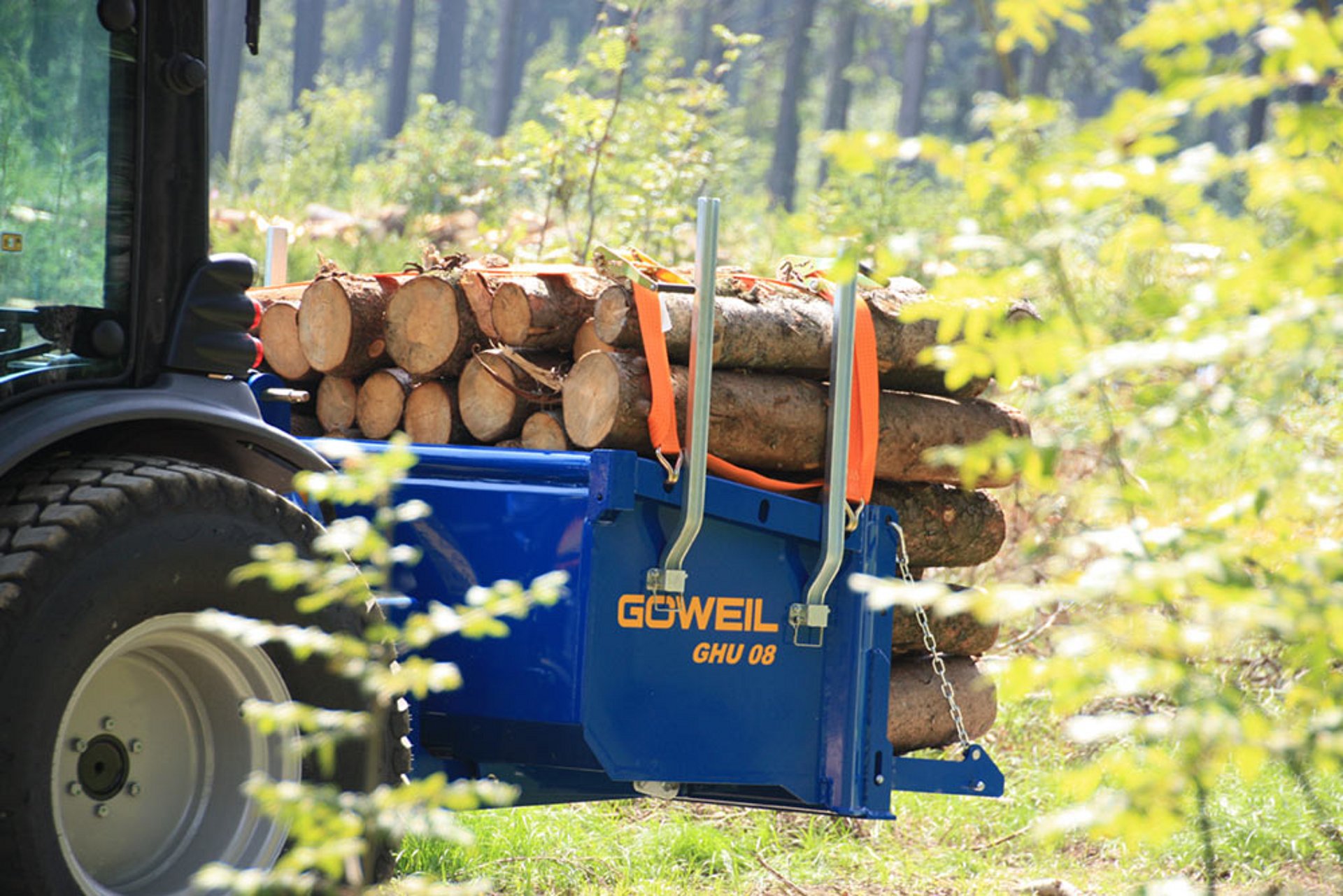 Boční, standardní vázací body umožňují upevnění popruhů.