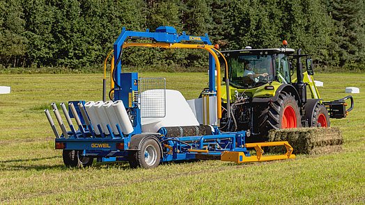 De G4020 Q Profi wikkelmachine wordt in positie gebracht om de baal op te pakken.