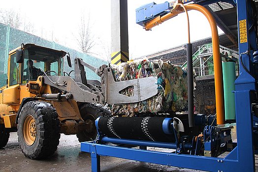 Der Ballen wird zur Wickelmaschine angeliefert.