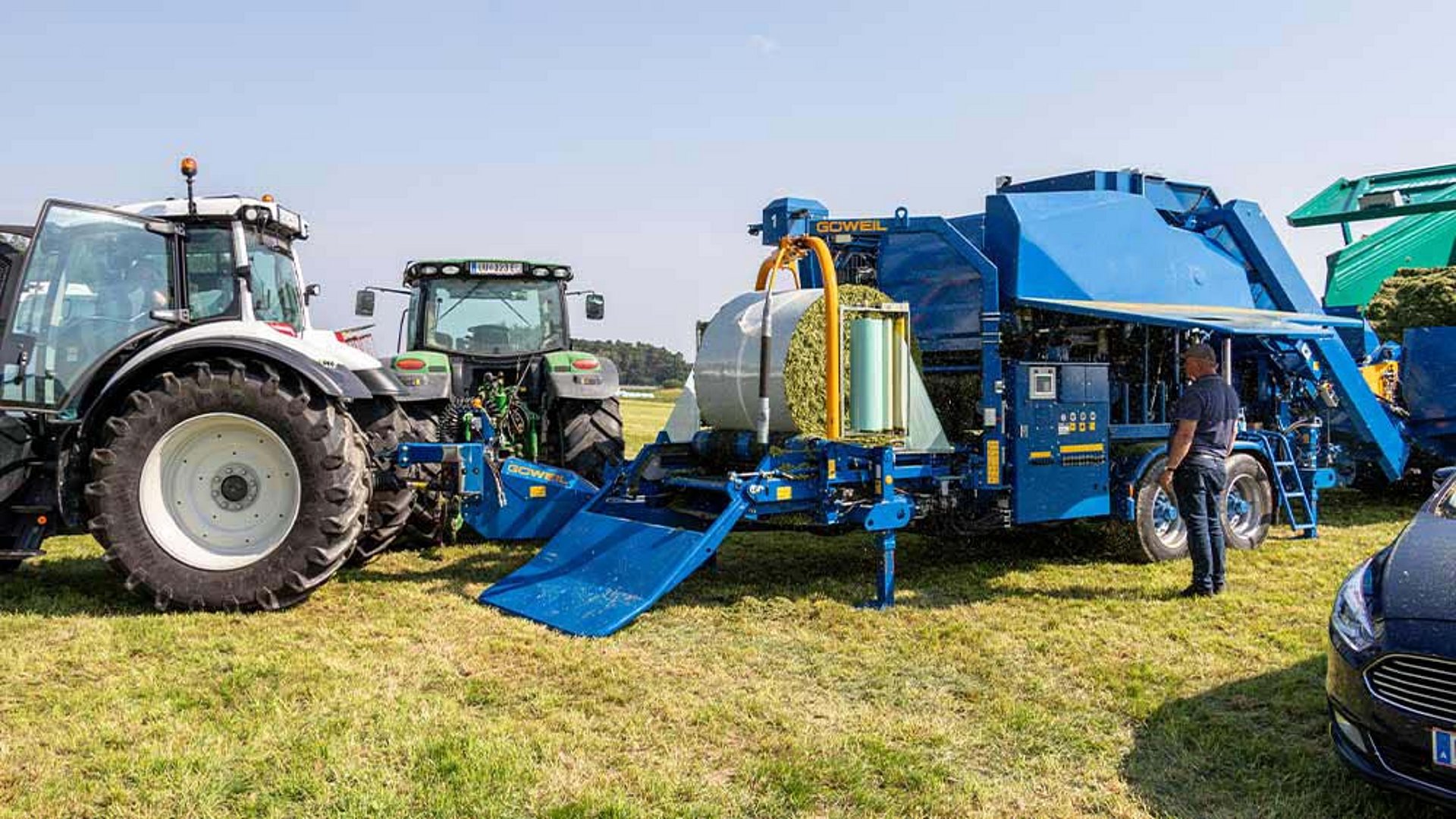 L’herbe de luzerne broyée est compactée pour former des balles solides