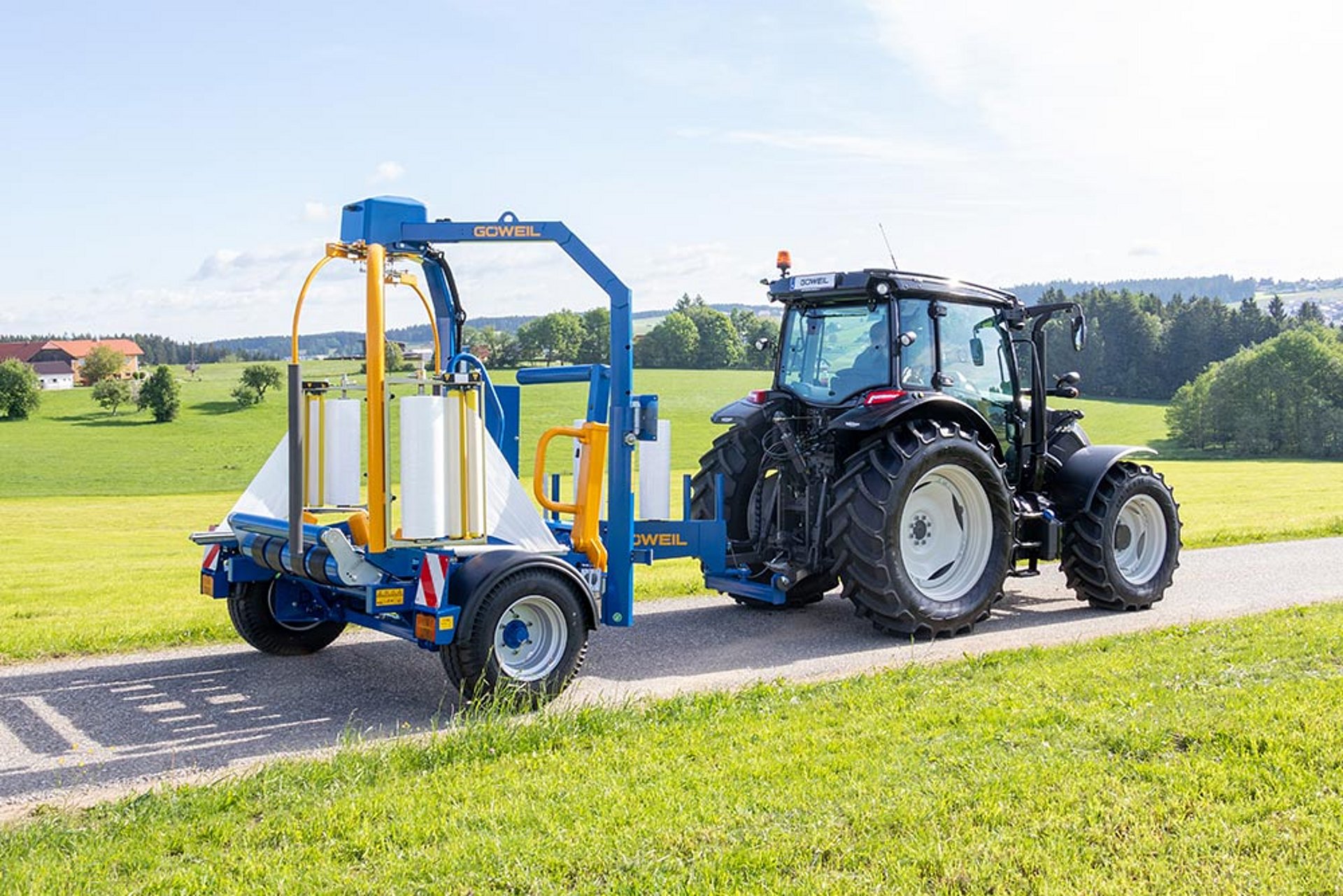 Die gezogene Rundballen-Wickelmaschine G5020 ist mit einem Doppelwickelarm und Ballenaufnehmer ausgerüstet