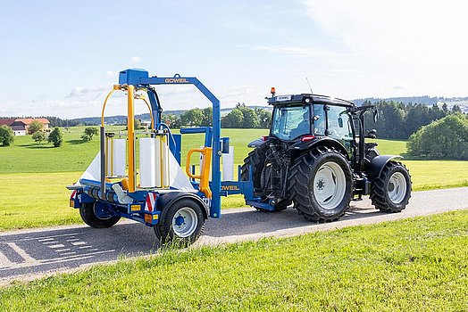 Ciągnięta owijarka do bel okrągłych G5020 jest wyposażona w podwójne ramię owijarki i zbieracz bel Ciągnięta owijarka do bel okrągłych G5020 jest wyposażona w podwójne ramię owijarki i zbieracz bel