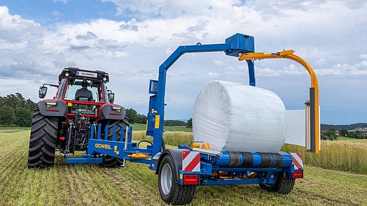 Der Ballen wird schnell, sauber und luftdicht verpackt.