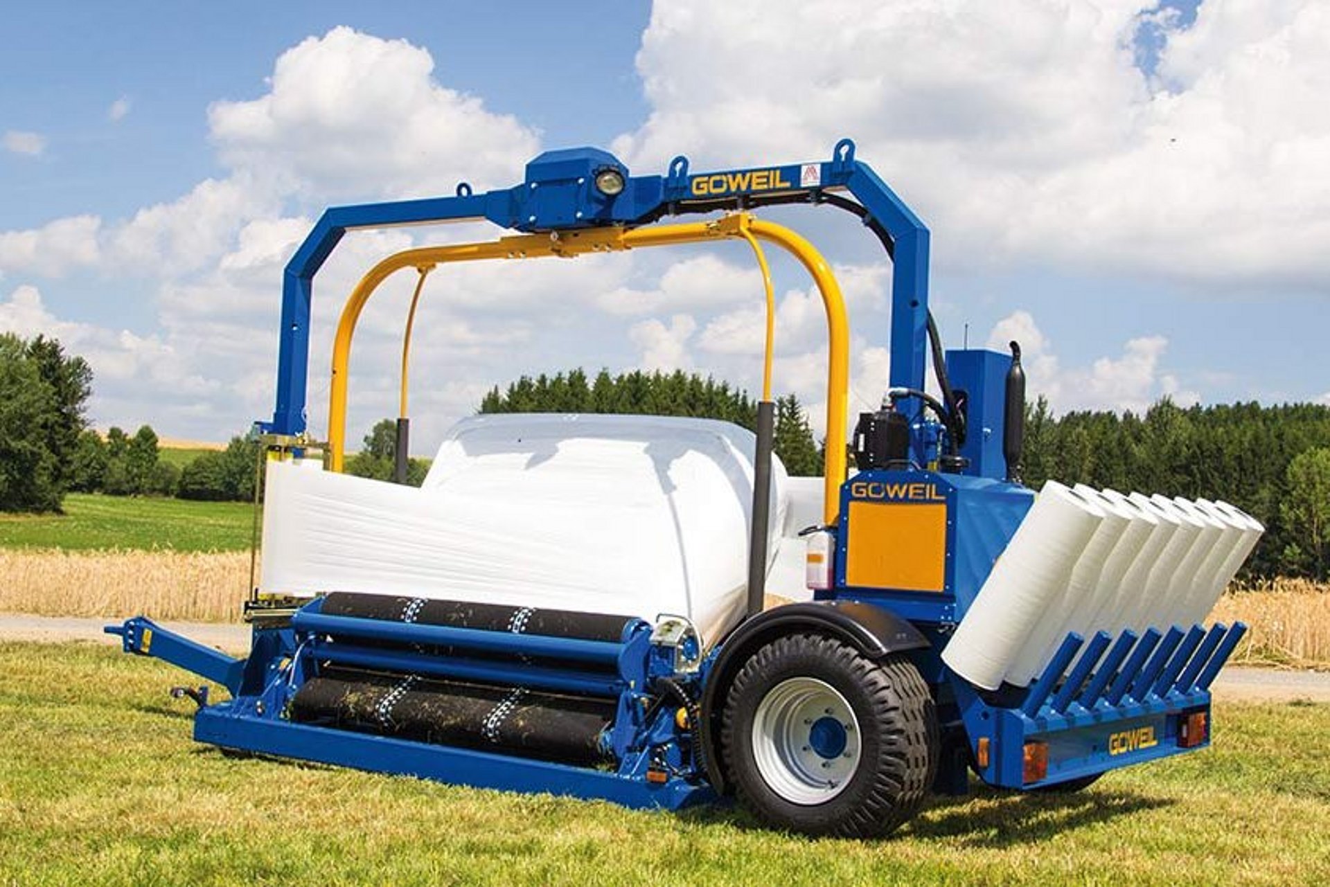 The G4010 Q Profi packages square and round bales in an equally clean and air-tight manner.