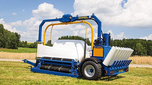 Das breite, durchgehende Ballentransportband garantiert ein gleichmäßiges Wickeln auch bei unförmigen Ballen.