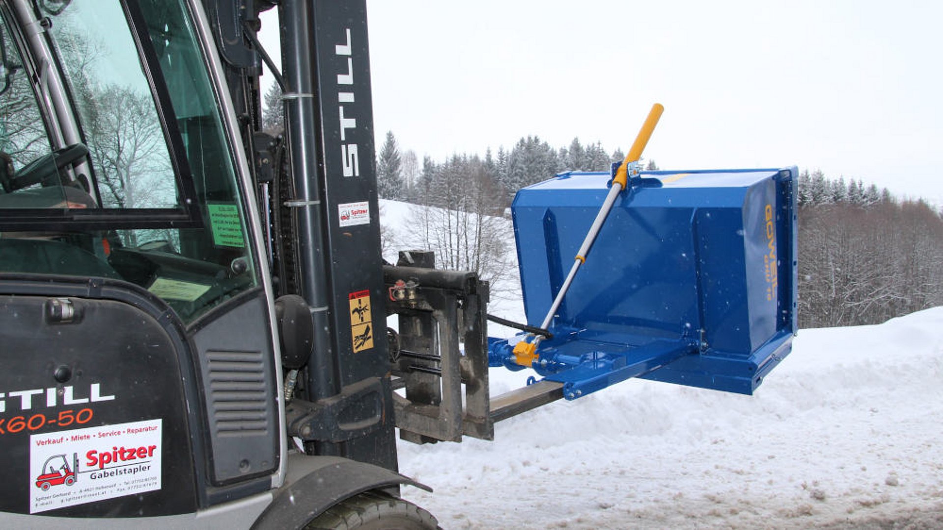 Met de hoogkiepbak van Göweil kan apparatuur en materiaal moeiteloos worden vervoerd.