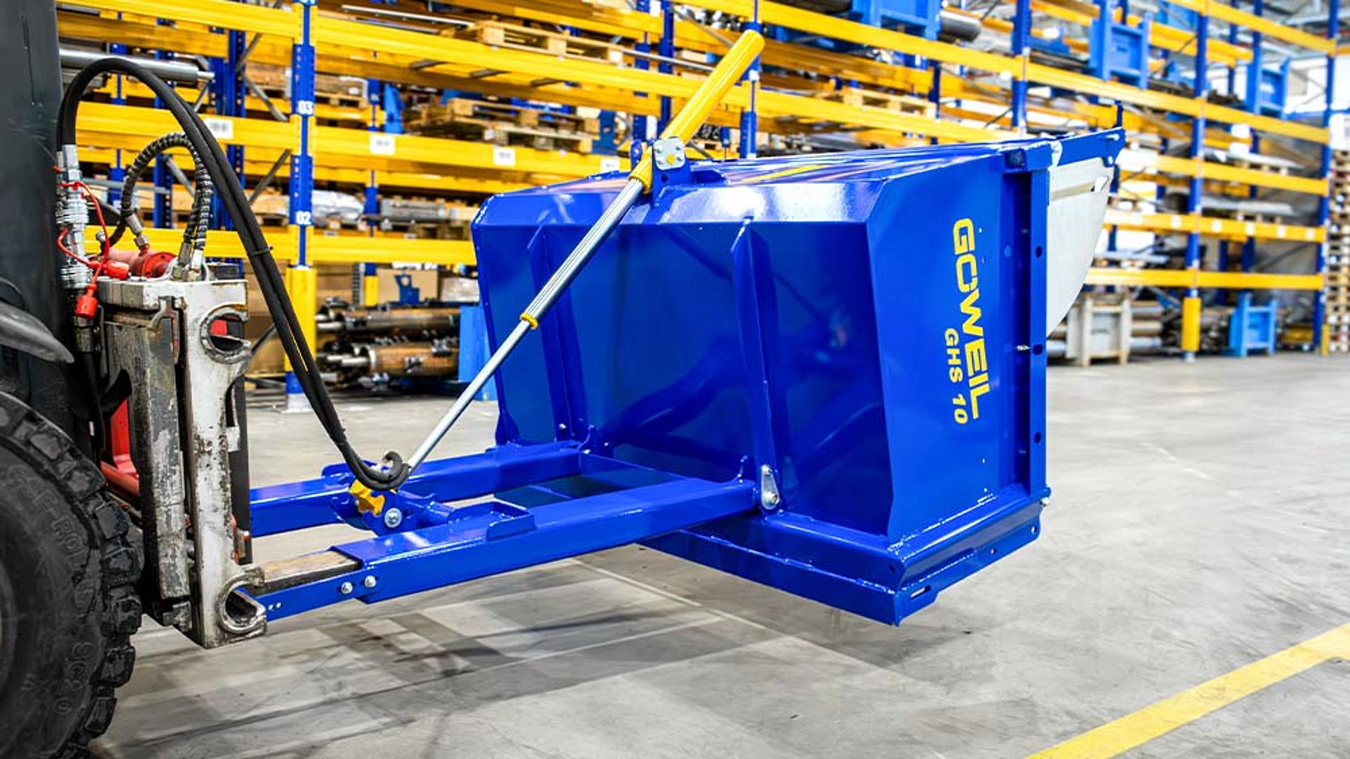 Transport equipment and materials easily with the Göweil high lift bucket.