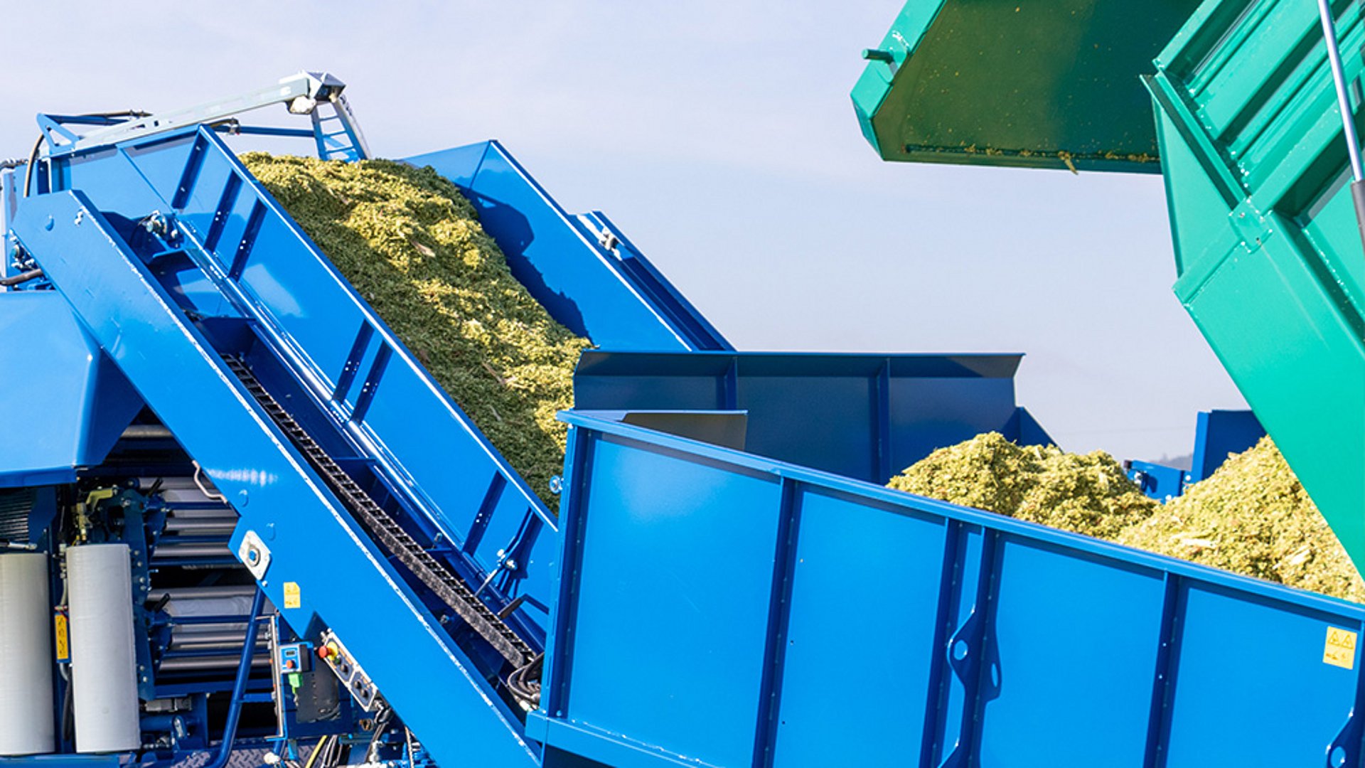 The perfectly dosed material moves from the feeder to the elevator