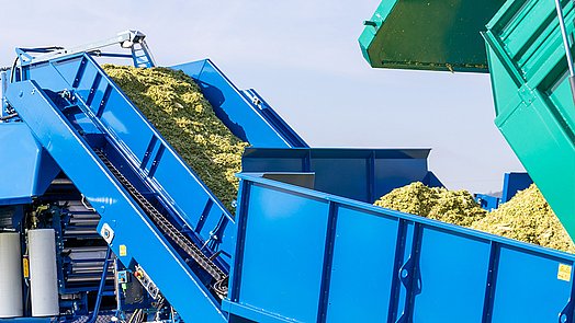 The perfectly dosed material moves from the feeder to the elevator