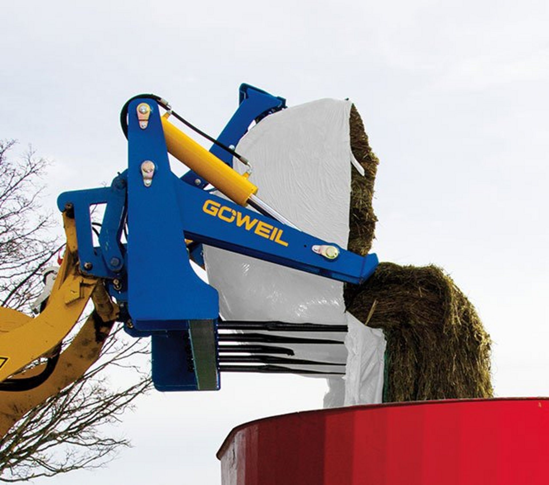 Rundballenschneider (RBS): Die Silage kann in einen Futtermischwagen gefüllt werden