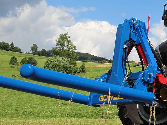Die BTGME Rundballen-Transportgabel bereit für ihren Einsatz.