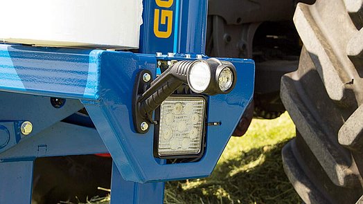 Optional gibt es einen Beleuchtungssatz mit 4 LED Arbeitsscheinwerfer und Bengrenzungsleuchten.