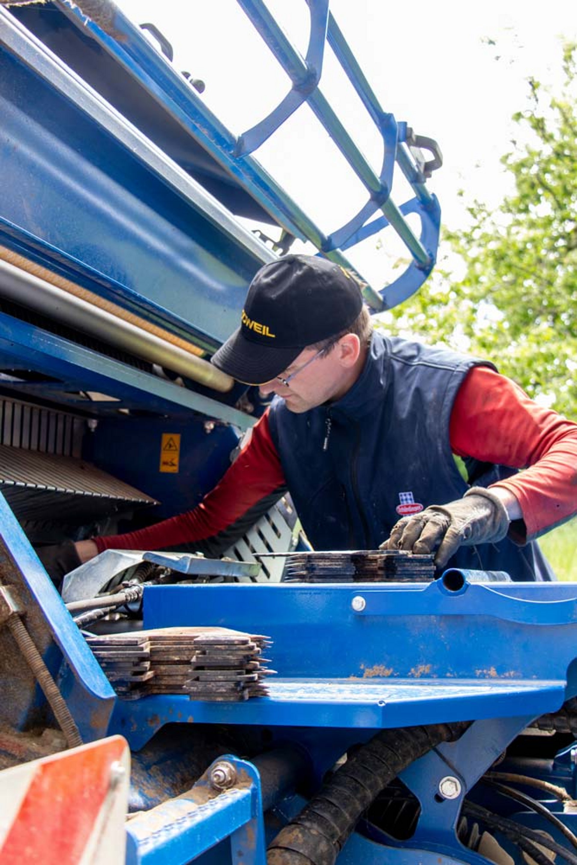 The twin-blade knives are a breeze to use.