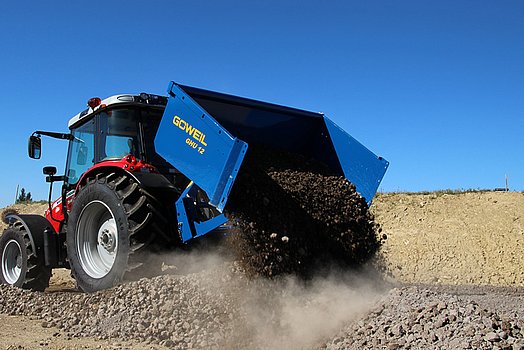 La construction de la benne basculante GHU 12 garantit une hauteur de basculement maximale.