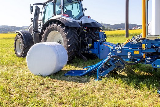 Bale deposit forwards with the bale delivery ramp of the LT-Master F115