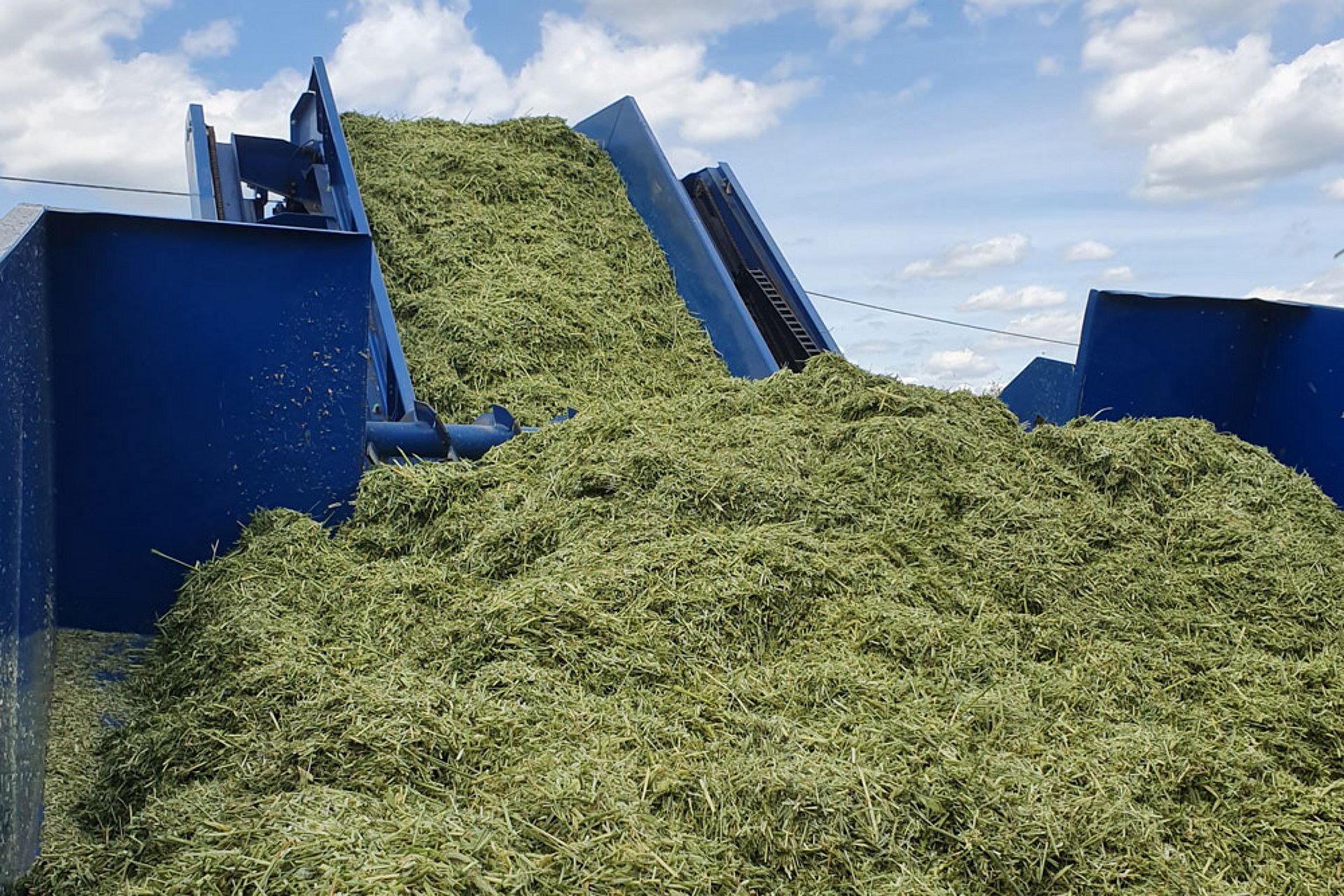 Przy pomocy LT-Master posiekana KRC może zostać uformowana w bele okrągłe.