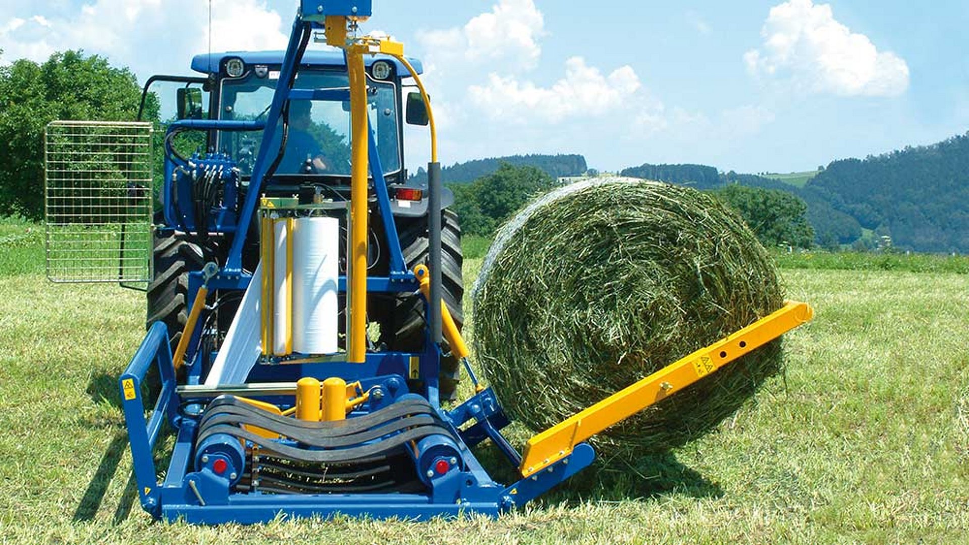 Avec le bras de chargement, la balle est chargée en douceur sur la table d’enrubannage.