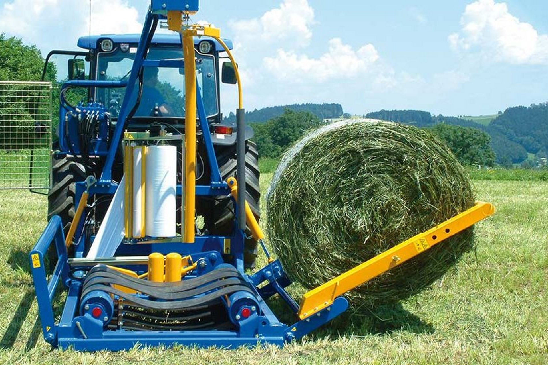 Avec le bras de chargement, la balle est chargée en douceur sur la table d’enrubannage.