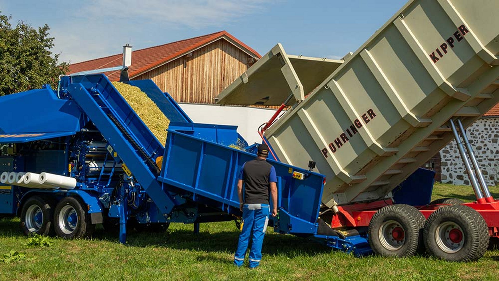 Das Material wird in den geräumigen Zubringer abgeladen.