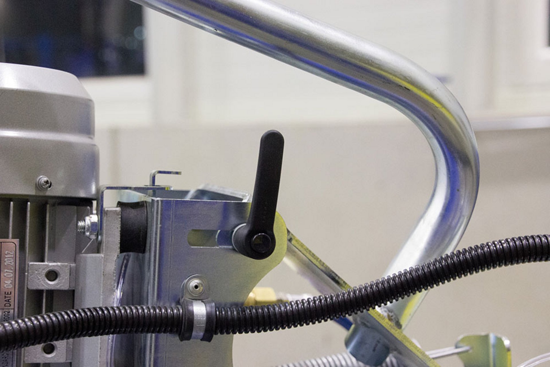 Die Neigung des Topfschleifscheibe ist stufenlos einstellbar.