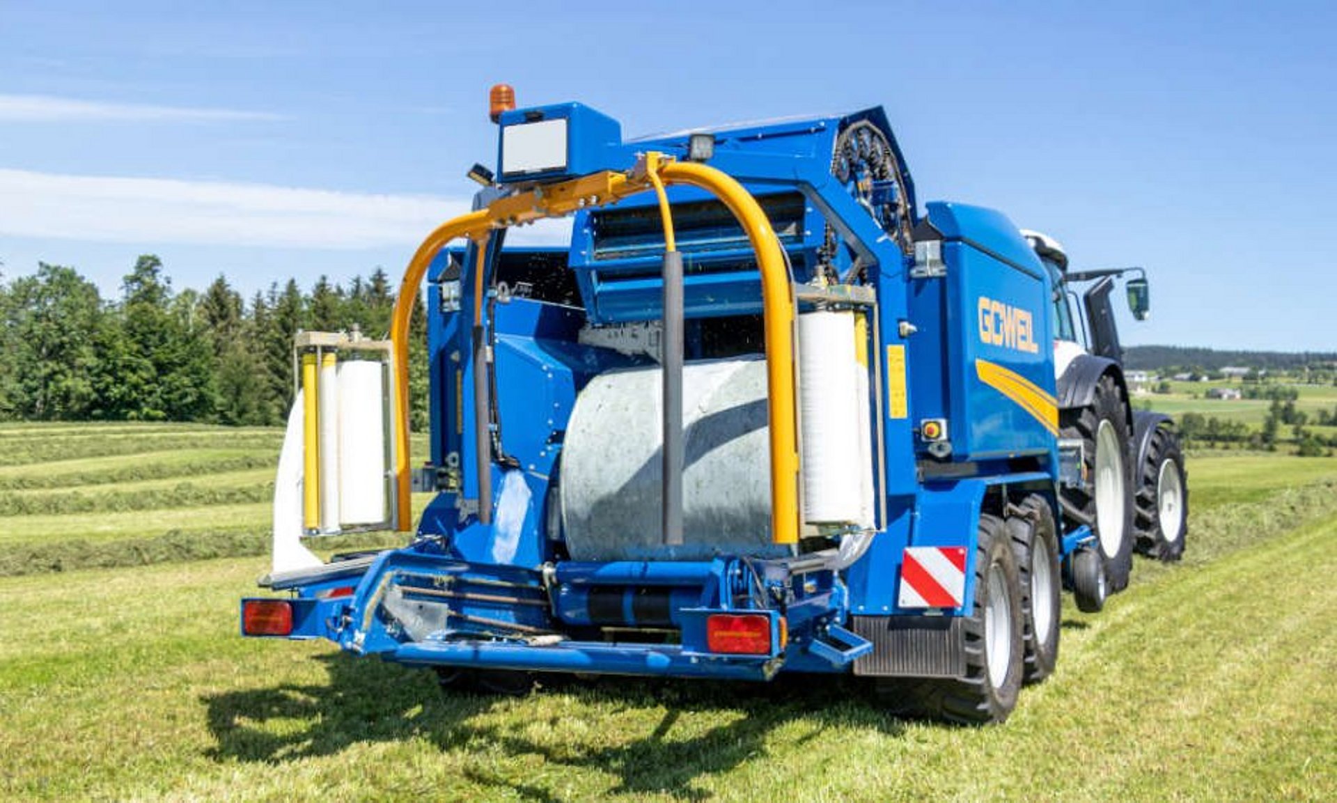 Der Ballen wird von der Presse ohne Bodenkontakt an den fahrbaren Wickeltisch übergeben.