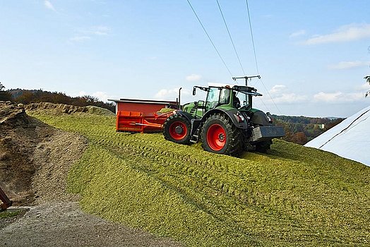 Para la compactación en el silo de zanja se requieren al menos tres pasadas