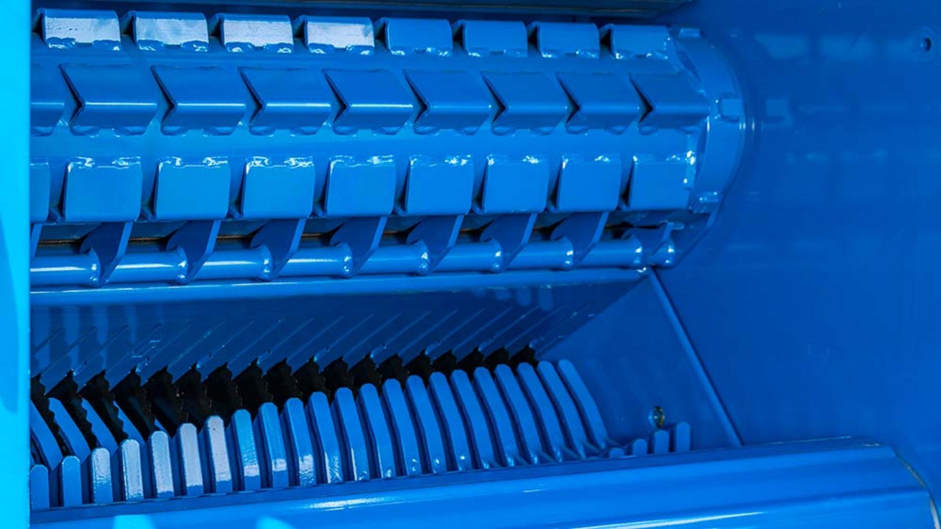 Direct achter de rotor zorgt de starterrol met speciaal profiel voor een optimale draaiing van de baal alsmede voor een veilige baalstart.