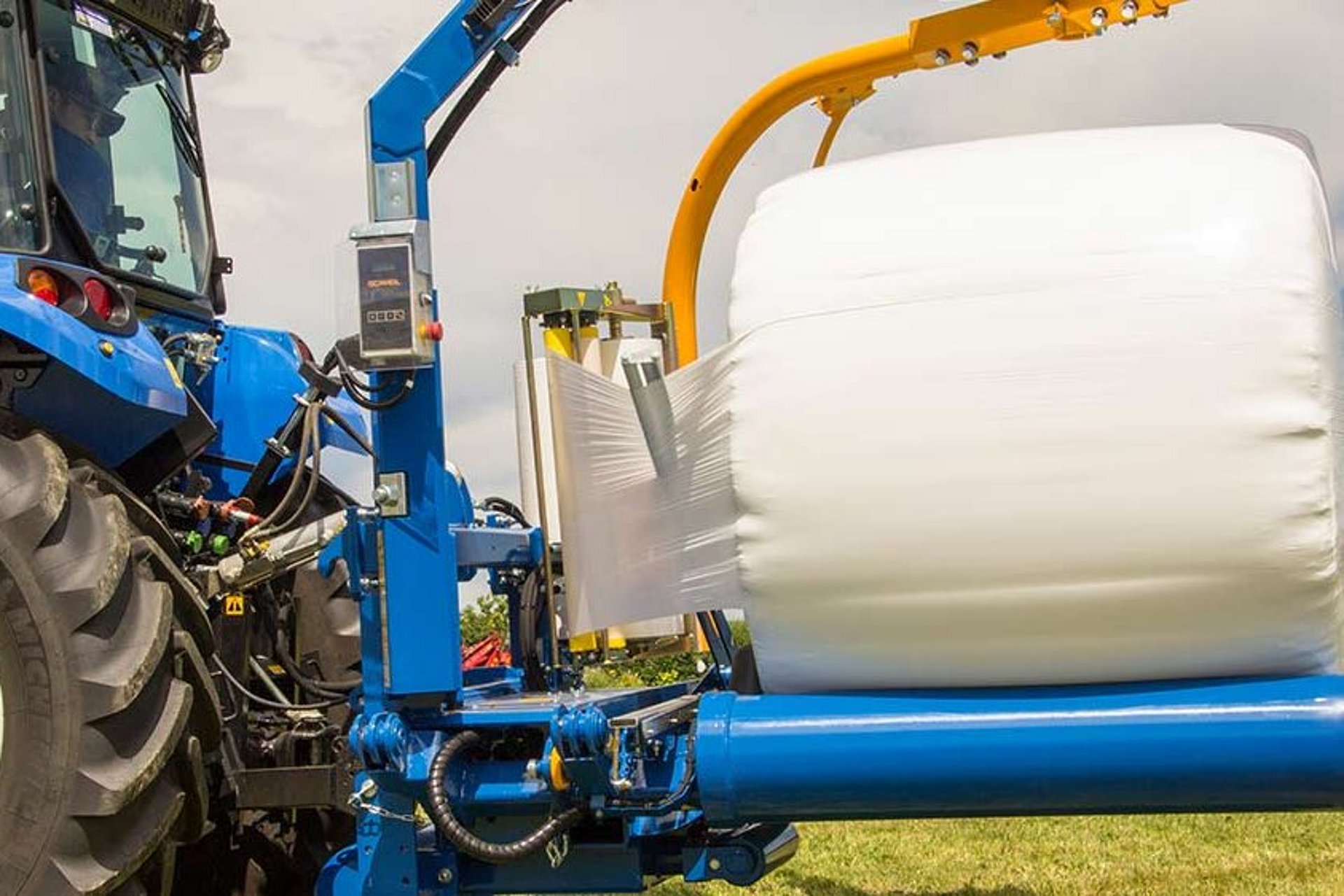 Das rostfreie Kappmesser garantiert ein sauberes und präzises Abtrennen der Folie.