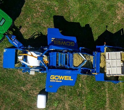 The material drops from the sloping conveyor into the forming chamber.