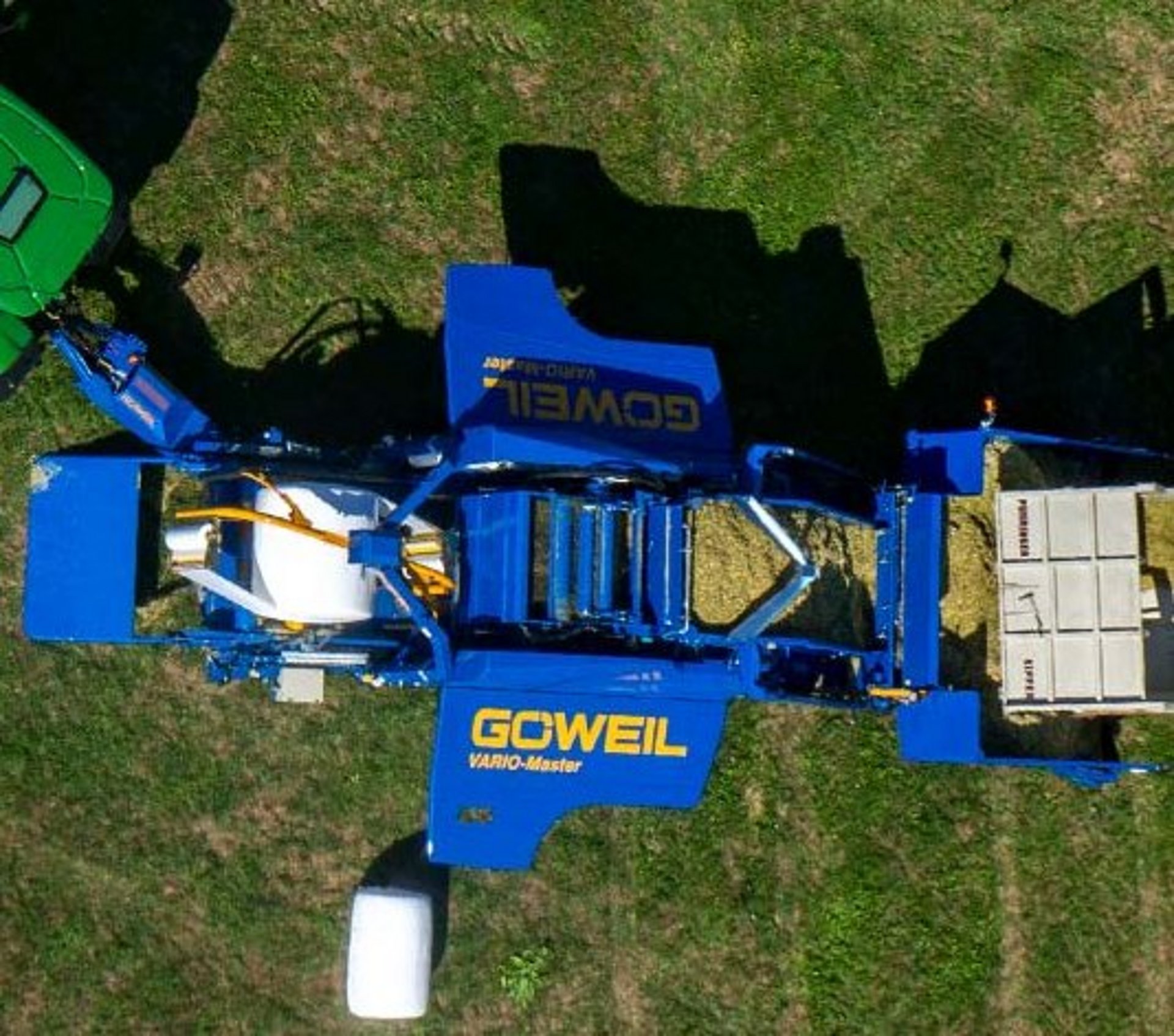 Z przenośnika pionowego materiał wpada do komory prasowniczej.