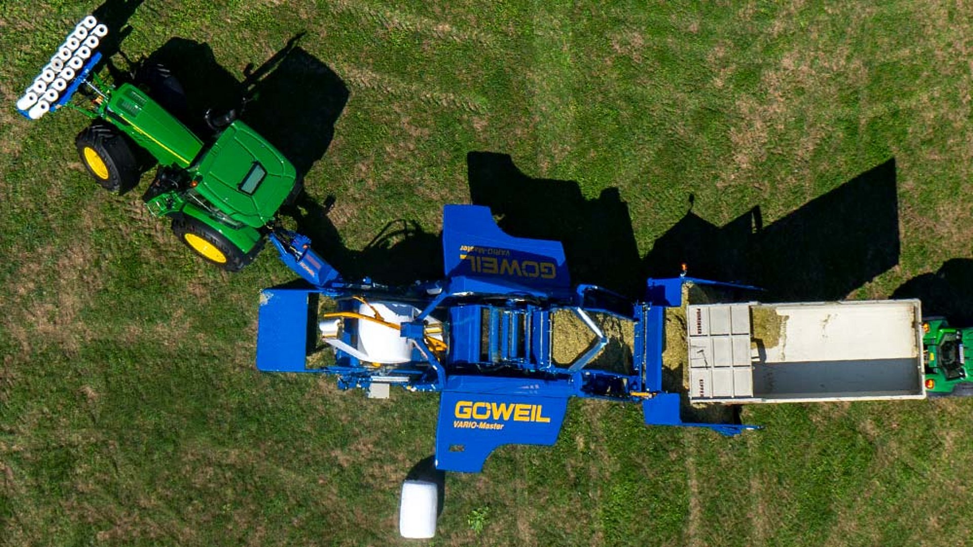 Vom Steilförderer fällt das Material in die Presskammer.