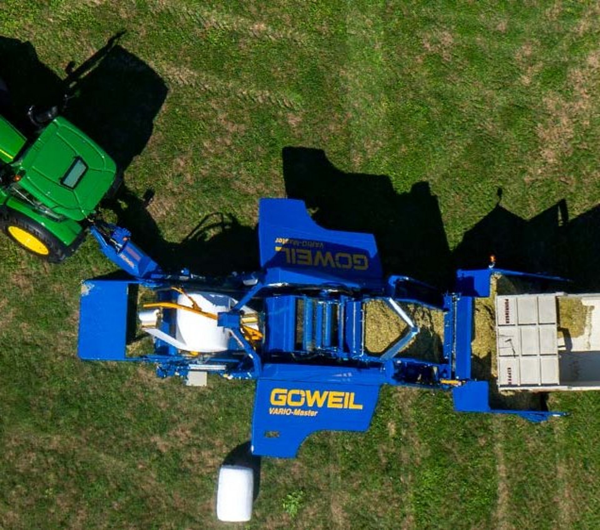 De l’élévateur, la matière tombe dans la chambre de pressage.