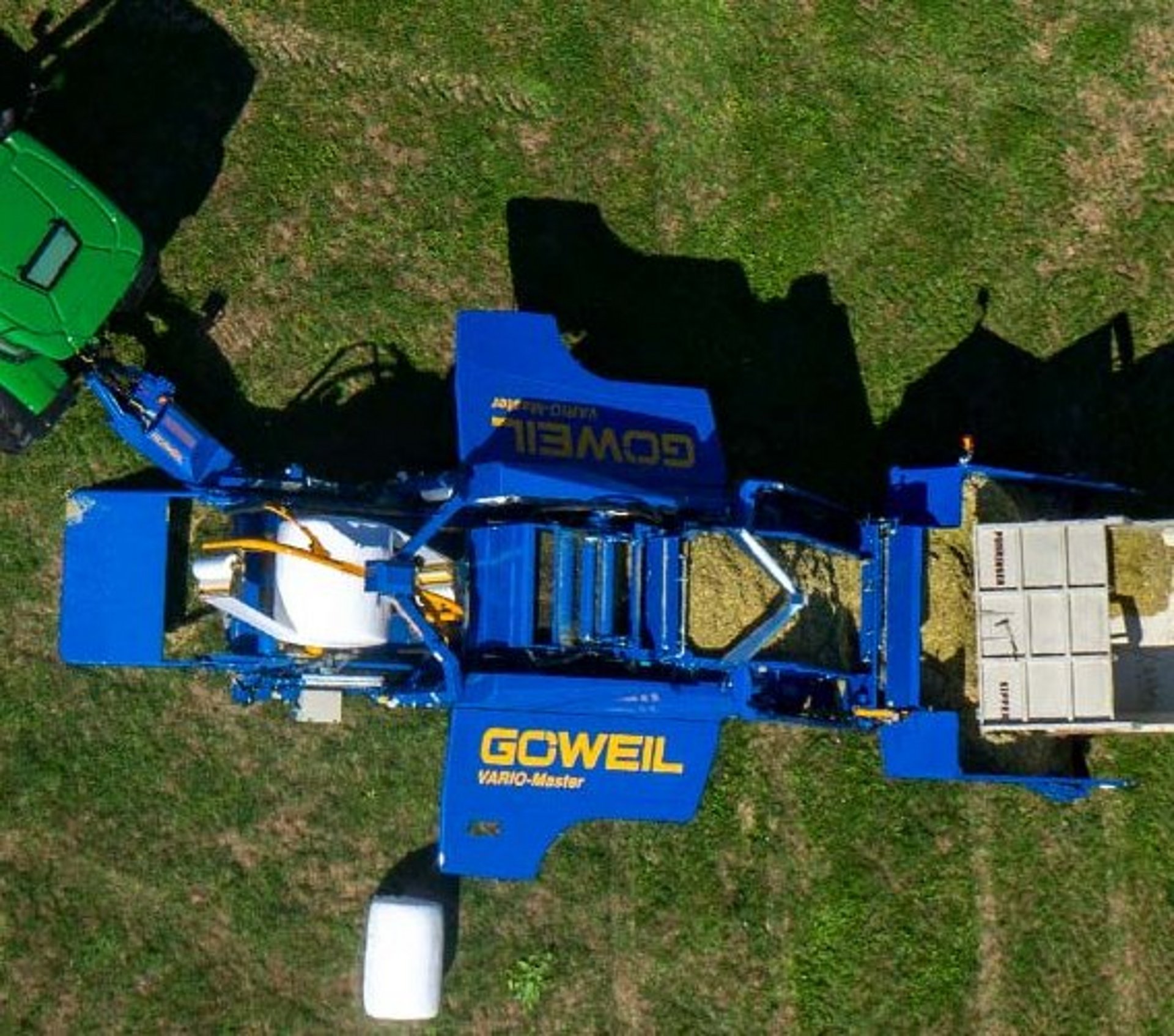 Ze šikmého dopravníku padá materiál do lisovací komory.