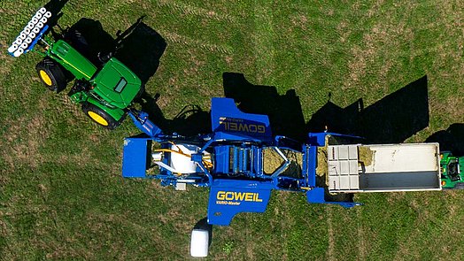 Vom Steilförderer fällt das Material in die Presskammer.