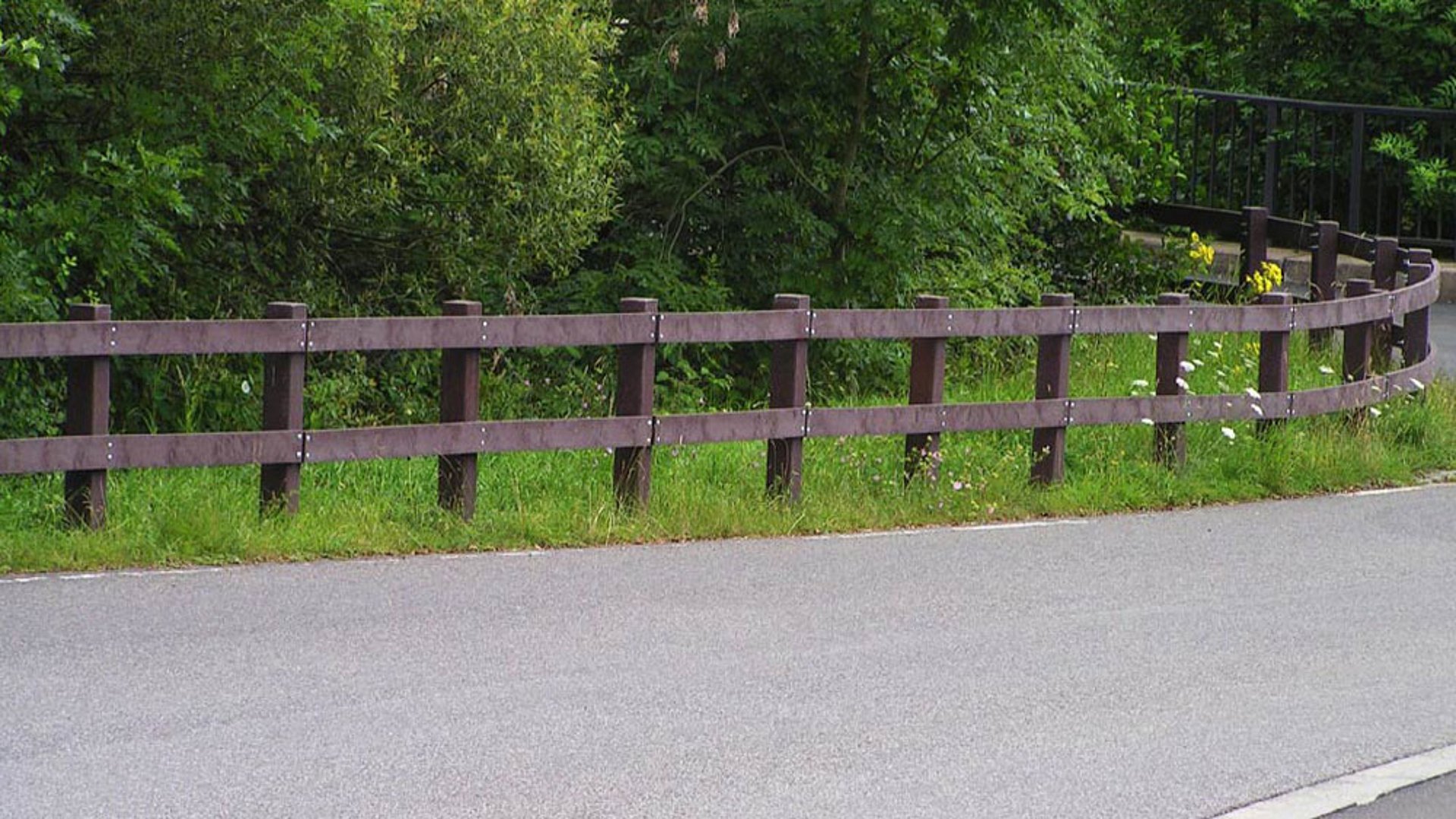 The purposes for granules are manifold – even fences can be built from this material. (Image: Keplast corporation)