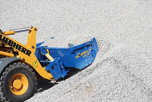 Díky robustní konstrukci nabere GHU 08 veškerý materiál.v