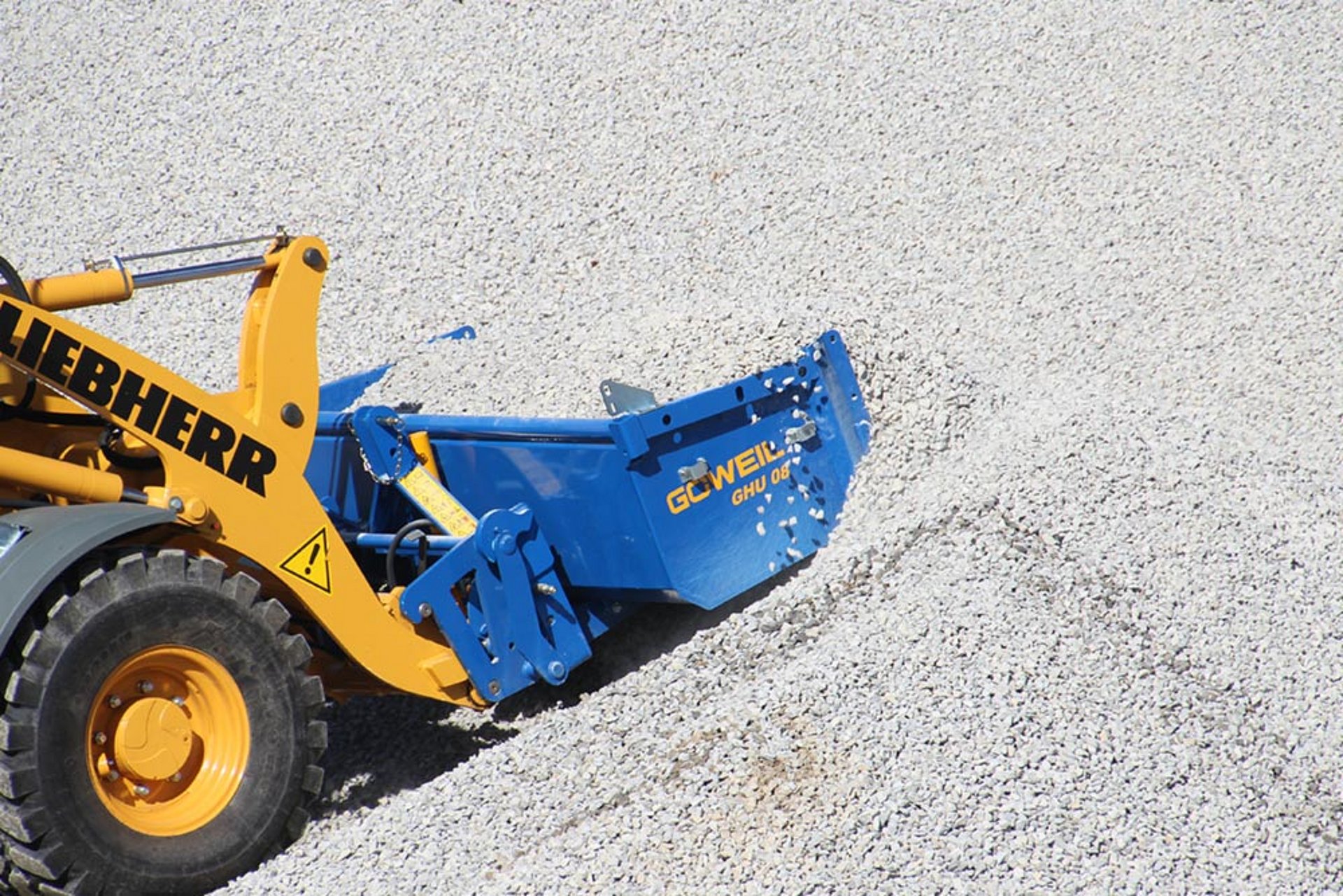 Díky robustní konstrukci nabere GHU 08 veškerý materiál.v